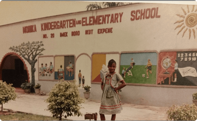 Moderne Ansicht des Monika Kindergarten- und Grundschulgebäudes mit Wandmalereien