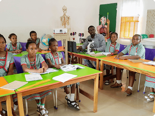 Modernes Klassenzimmer mit Lernmaterialien