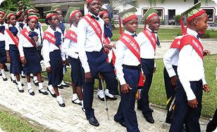 Schüler in Uniform gehen gemeinsam