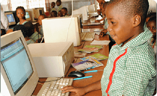 Schüler arbeitet am Computer